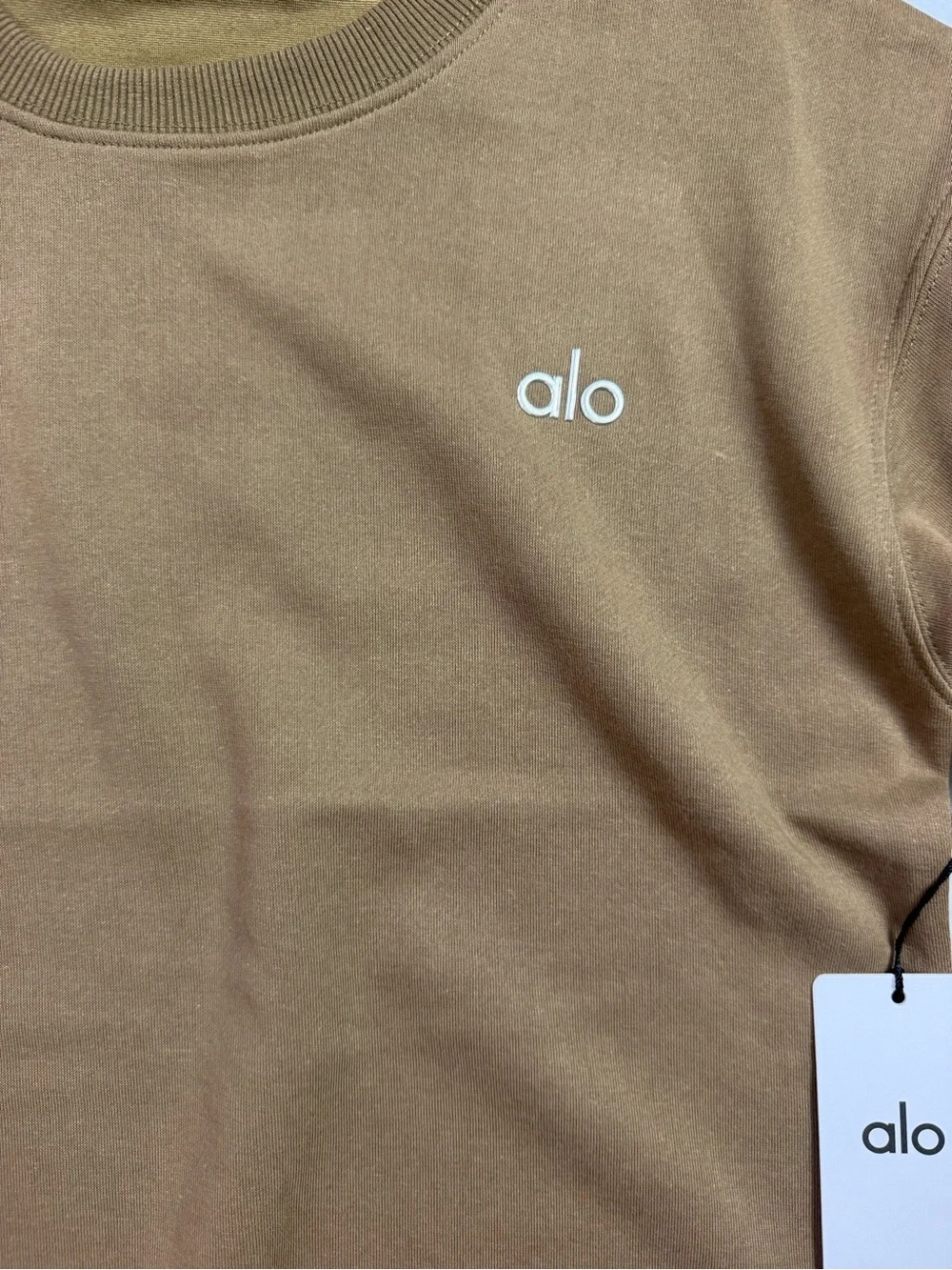 ALO Yoga Men’s Crewneck Sweatshirt in Tan Brown